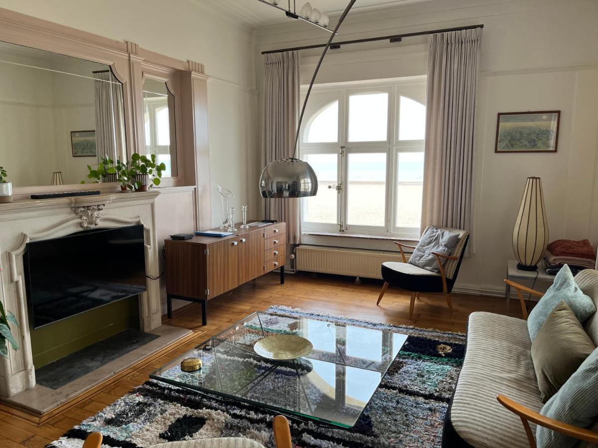 Appartement Uniek Op De Zeedijk Met Parking Oostende